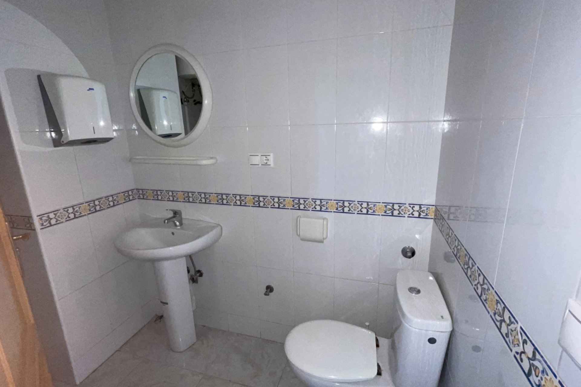 Re-Sale - Commercial - Algorfa