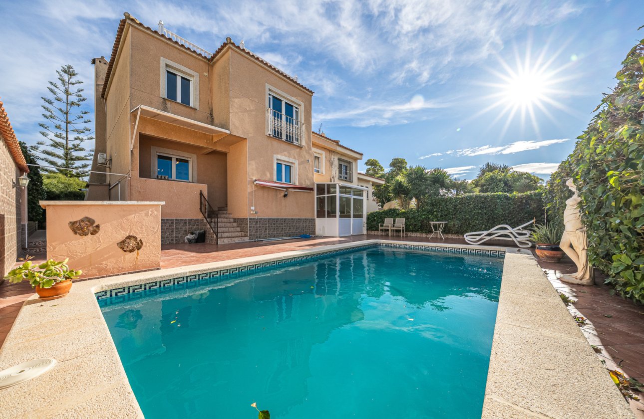 Re-Sale - Semi - Detached Villa - Torrevieja - El Chaparral