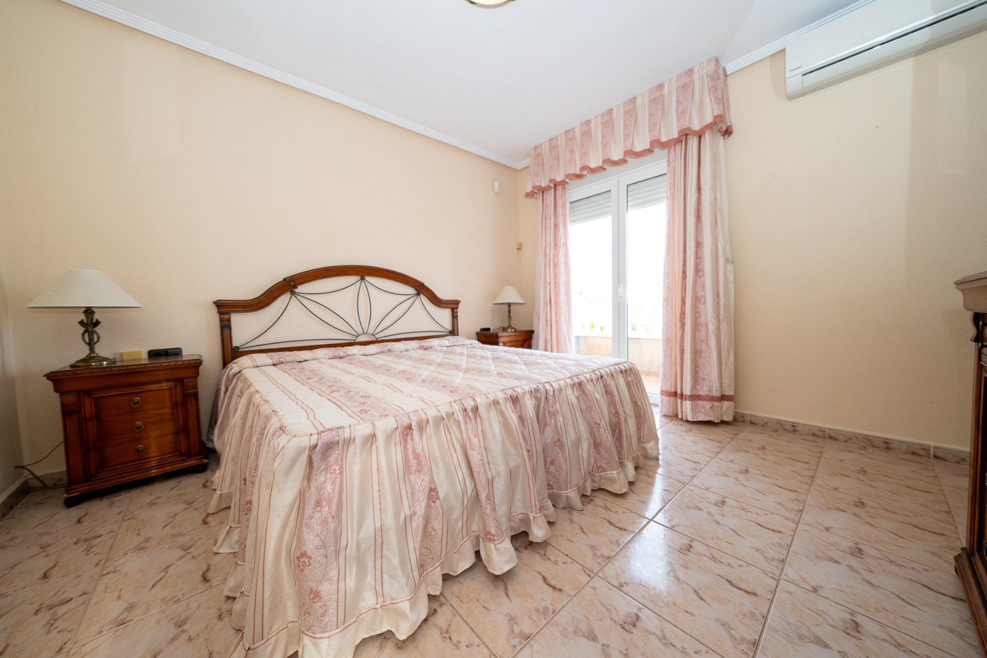 Re-Sale - Semi - Detached Villa - Torrevieja - El Chaparral