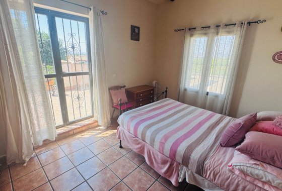 Re-Sale - Finca - Albatera
