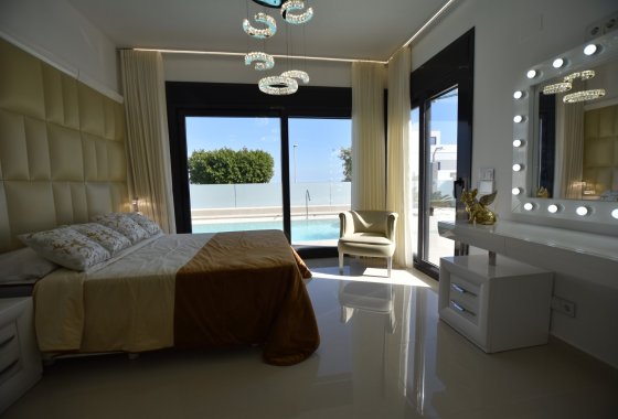 Reventa - Chalet Independiente - San Miguel de Salinas